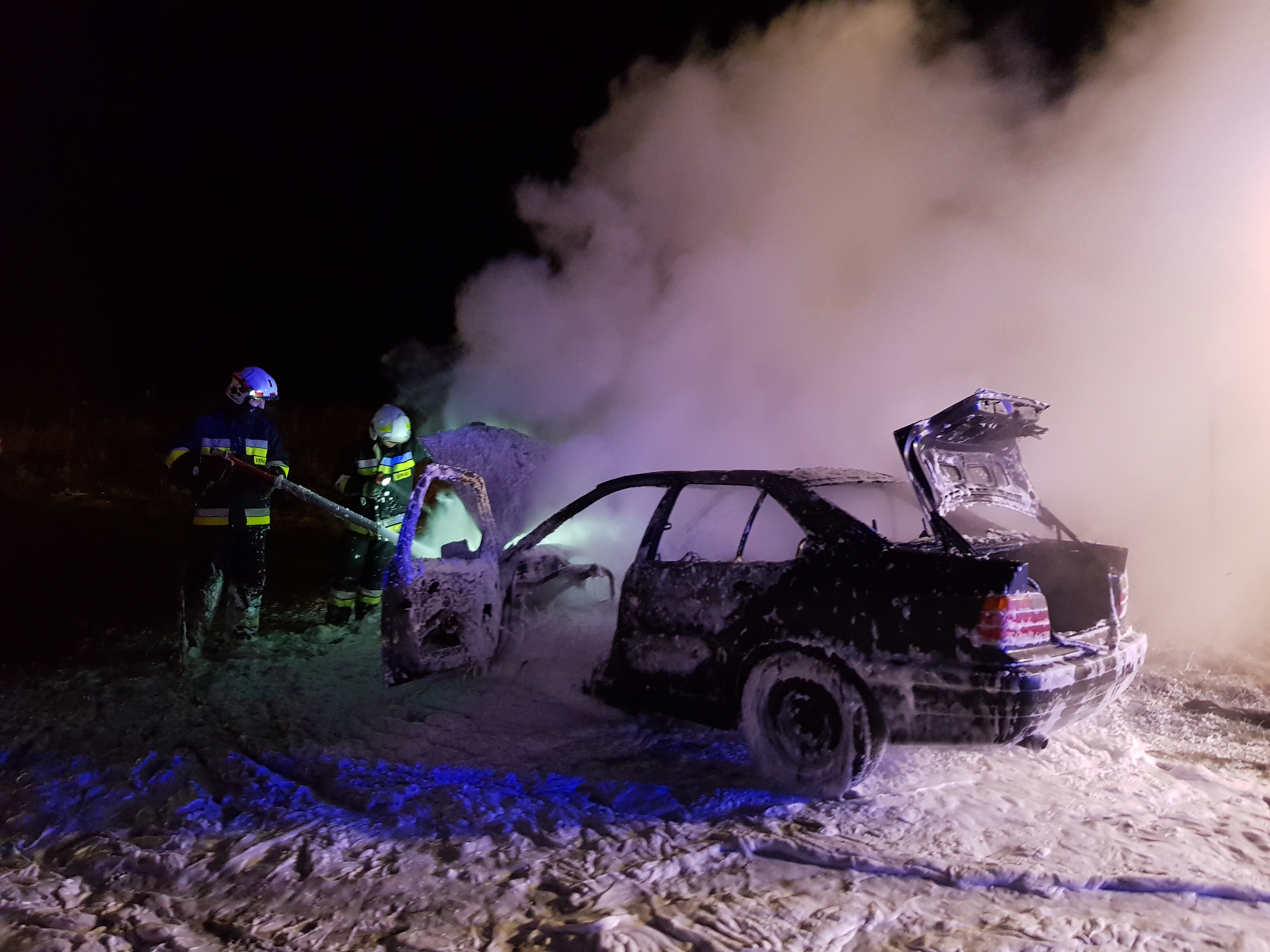 Auto błyskawicznie stanęło w płomieniach.  