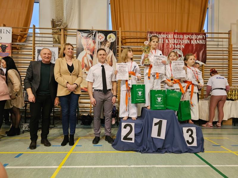 Białogardzcy Karatecy z medalami.