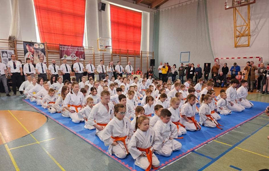 Białogardzcy Karatecy z medalami.