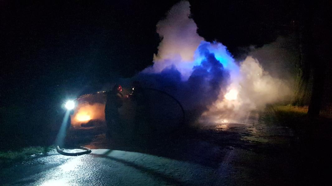 Pożar  samochodu na trasie Białogard  - Stanomino.  Mercedes spłonął doszczętnie.