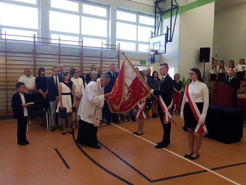 Szkoła podstawowa w Stanominie ma już swojego patrona! Fotorelacja z uroczystości. 
