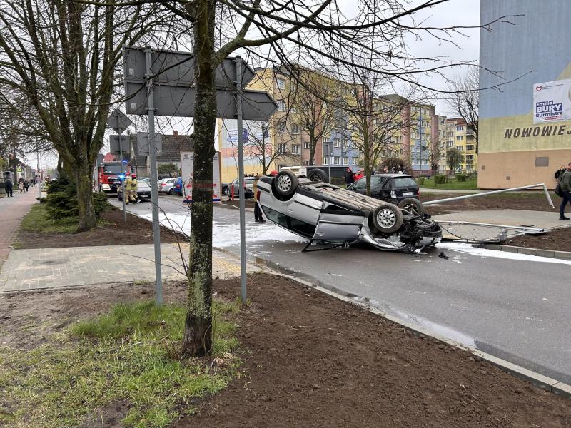 Dachowanie samochodu na ulicy Moniuszki