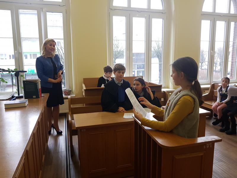 Dzień Edukacji Prawnej - dzieci z Białogardu wzięły udział w symulacji rozprawy sądowej. ZDJĘCIA