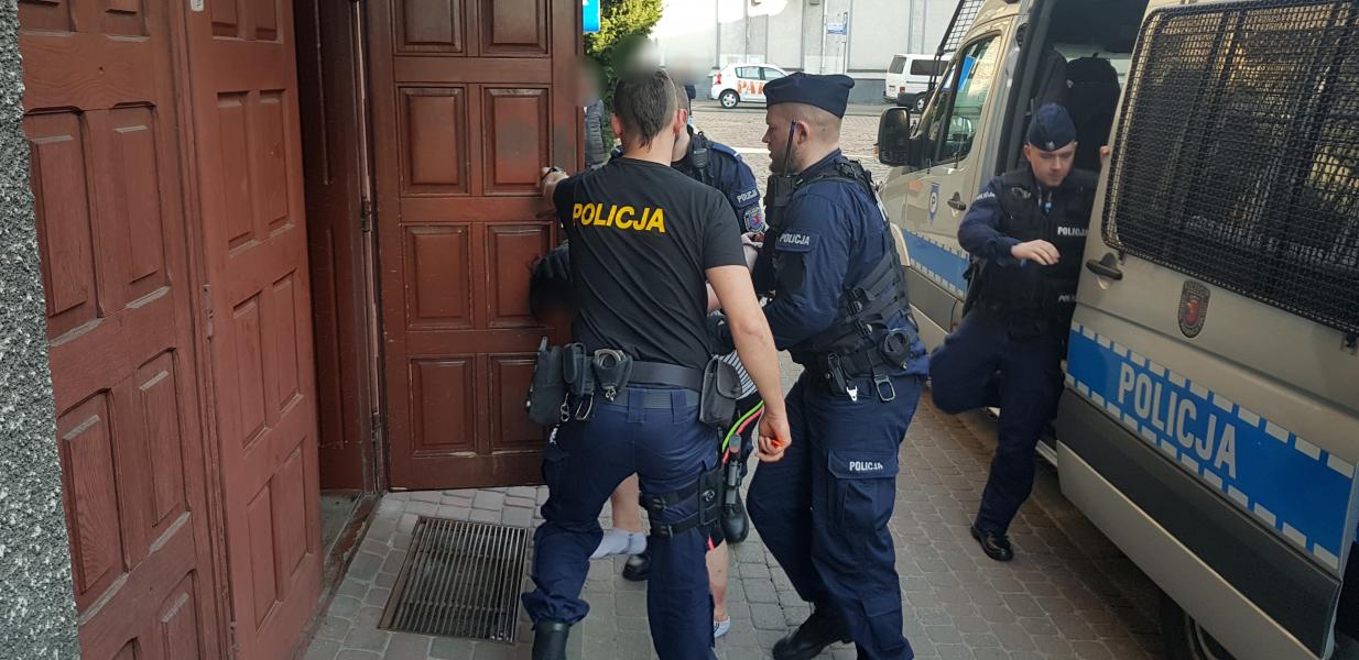 Mężczyzna poważnie ugodzony nożem podczas libacji alkoholowej! Trafił do szpitala. 