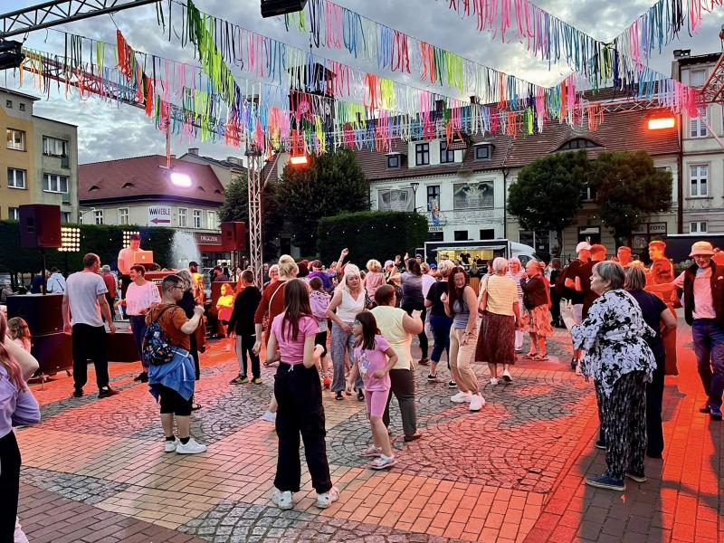 Taniec pod gwiazdami – Plac Wolności rozbrzmiał muzyką i radością