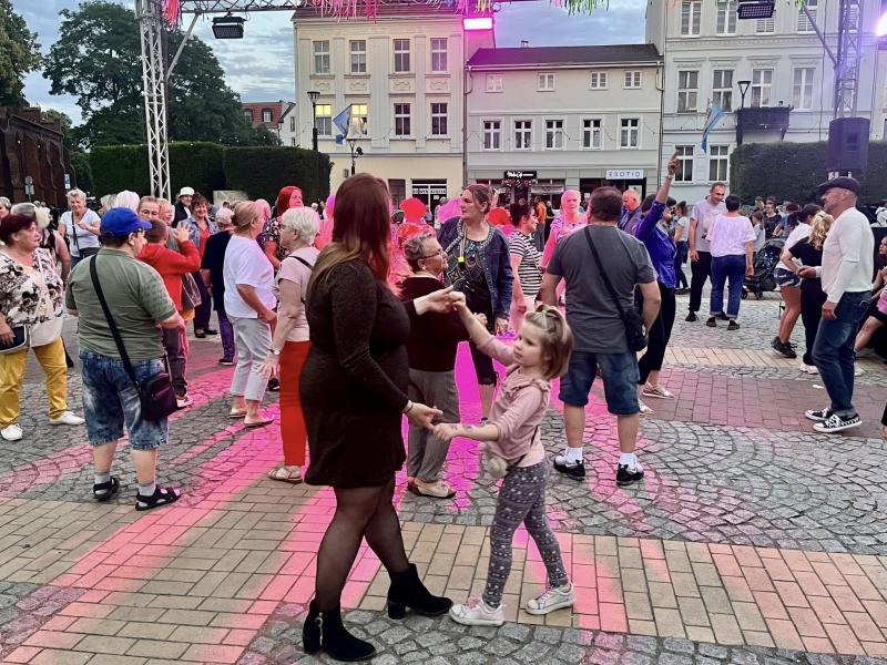 Taniec pod gwiazdami – Plac Wolności rozbrzmiał muzyką i radością