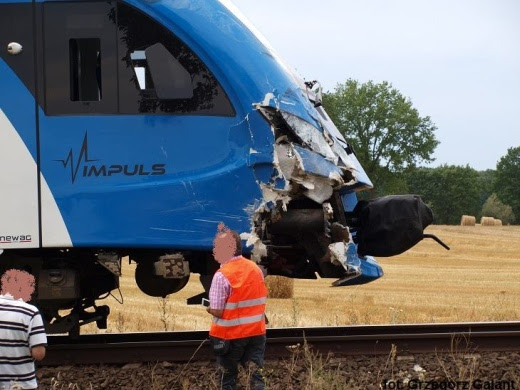 Pociąg osobowy uderzył w ciężarówkę.