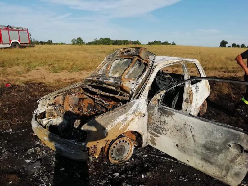 Pożar samochodu pod Tychowem - Seat spłonął doszczętnie. 