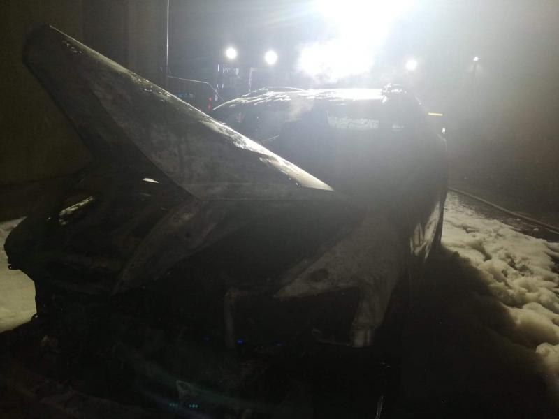 Nocny pożar samochodu w Karlinie - Mazda spłonęła doszczętnie.