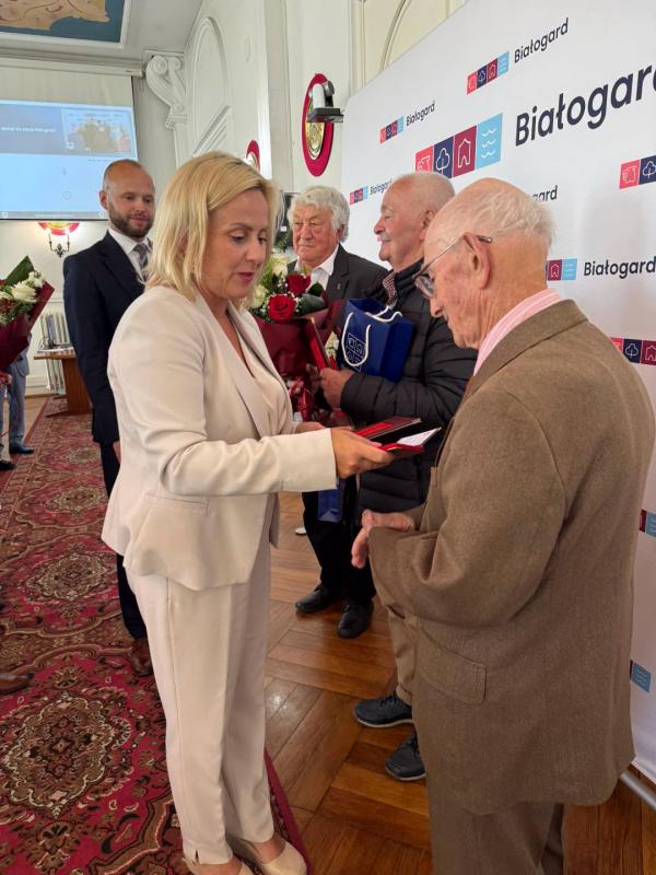 Medale „Za zasługi dla miasta Białogard” wręczone podczas sesji Rady Miejskiej
