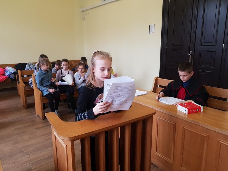 Dzień Edukacji Prawnej - dzieci z Białogardu wzięły udział w symulacji rozprawy sądowej. ZDJĘCIA