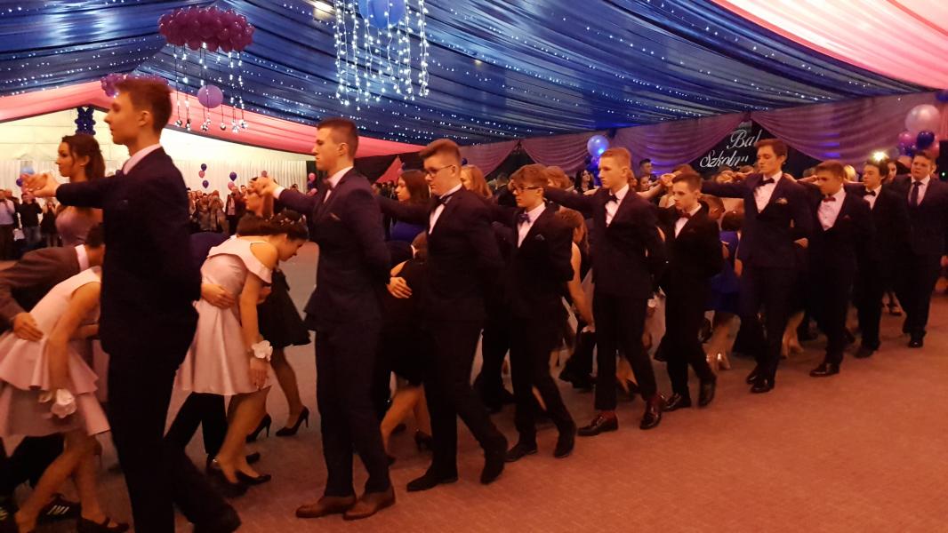 Bal Szkolny 2019 - szkolna zabawa i Polonez w wykonaniu klas gimnazjalnych.  Duża porcja zdjęć z tego wydarzenia! 