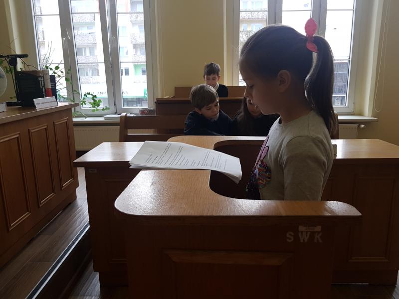 Dzień Edukacji Prawnej - dzieci z Białogardu wzięły udział w symulacji rozprawy sądowej. ZDJĘCIA
