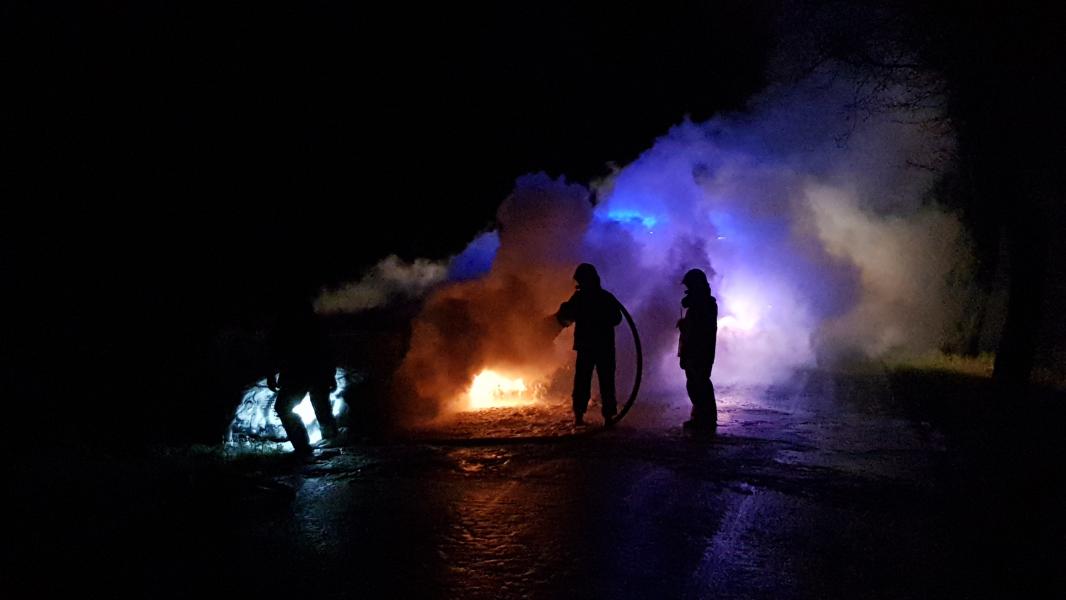 Pożar  samochodu na trasie Białogard  - Stanomino.  Mercedes spłonął doszczętnie.