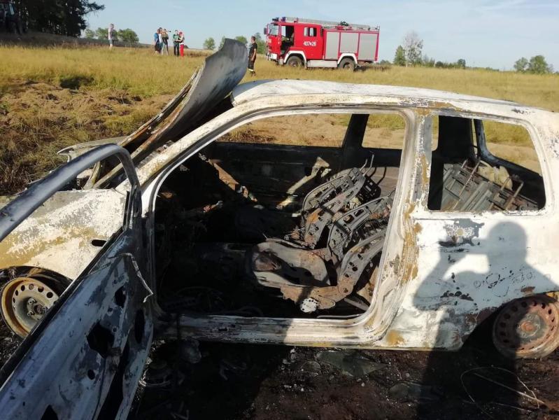 Pożar samochodu pod Tychowem - Seat spłonął doszczętnie. 