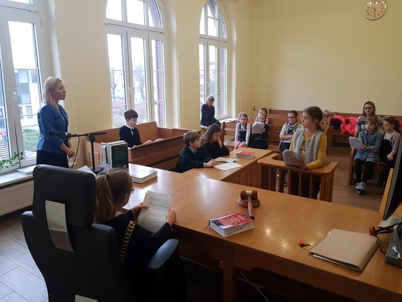 Dzień Edukacji Prawnej - dzieci z Białogardu wzięły udział w symulacji rozprawy sądowej. ZDJĘCIA