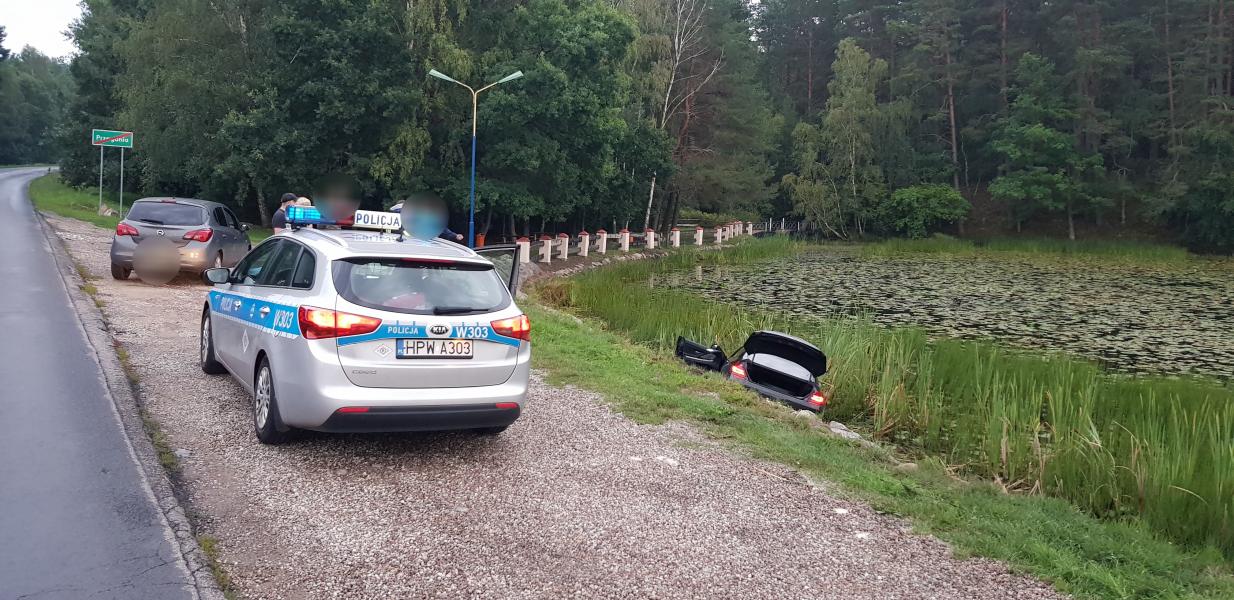 Chciał uniknąć czołowego zderzenia - BMW wpadło do stawu! 