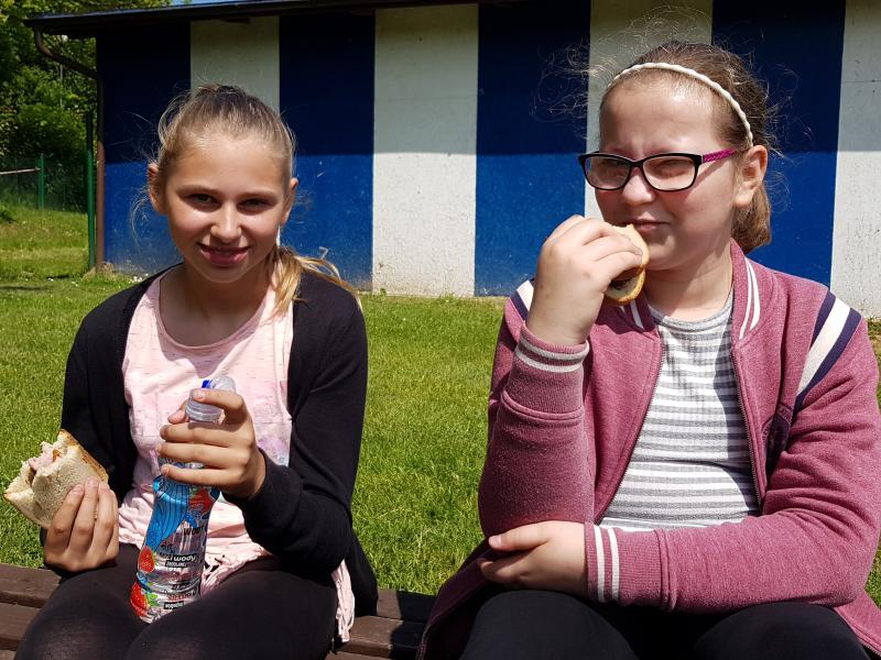 Zarybienia Parsęty smoltem troci i łososia  - dzieci biorą udział. 