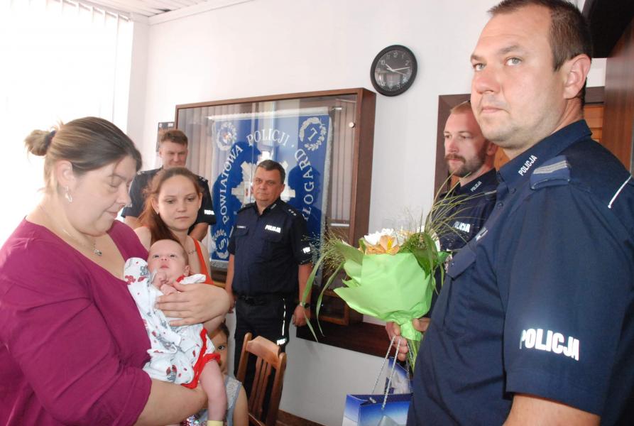 Wzruszające spotkanie! Mama maluszka podziękowała dzielnym mundurowym.