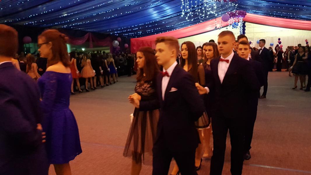 Bal Szkolny 2019 - szkolna zabawa i Polonez w wykonaniu klas gimnazjalnych.  Duża porcja zdjęć z tego wydarzenia! 