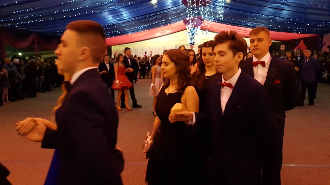 Bal Szkolny 2019 - szkolna zabawa i Polonez w wykonaniu klas gimnazjalnych.  Duża porcja zdjęć z tego wydarzenia! 