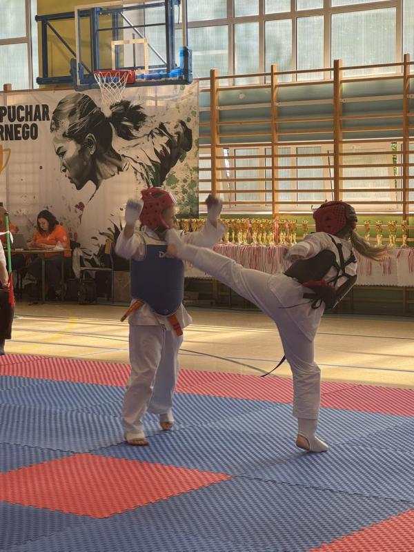 Białogardzcy karatecy z 11 medalami.