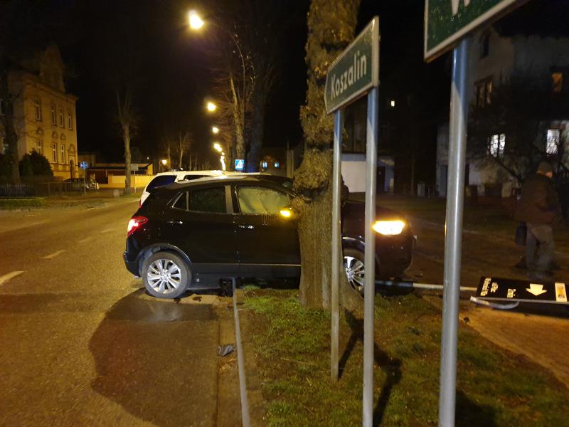 Kolizja w centrum Białogardu - zderzyły się dwa auta osobowe.