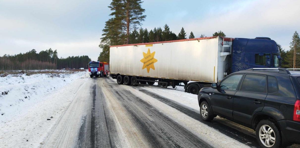 Poważny wypadek koło Białogardu! Osobówka zderzyła się z ciężarówką. 3-letnie dziecko trafiło do szpitala [ZDJĘCIA]