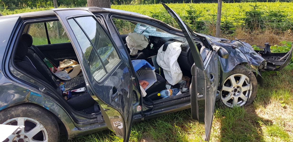 Wypadek pod Karlinem - ciężko ranny kierowca volkswagena! ZDJĘCIA  