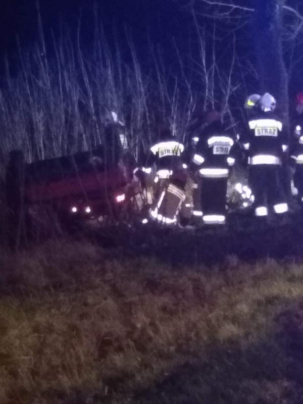 Dachowanie pod Karlinem - warunki drogowe są fatalne. Noga z gazu! ZDJĘCIA  