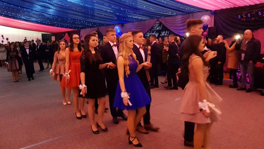 Bal Szkolny 2019 - szkolna zabawa i Polonez w wykonaniu klas gimnazjalnych.  Duża porcja zdjęć z tego wydarzenia! 