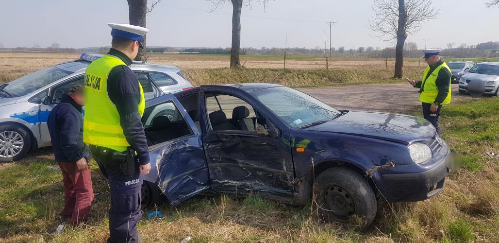 Wypadek pod Białogardem - kompletnie pijani uderzyli w drzewo. ZDJĘCIA 