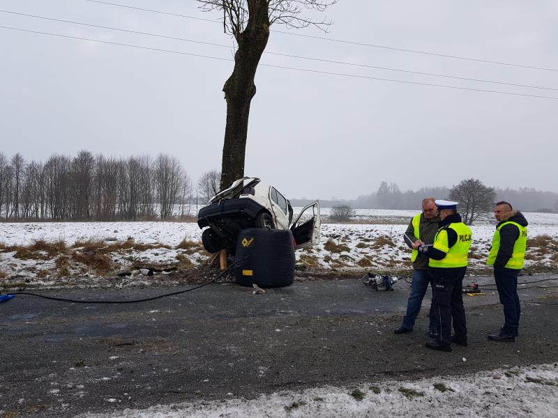 Śmiertelny wypadek pod Białogardem - nie żyje kierowca Volkswagena! 