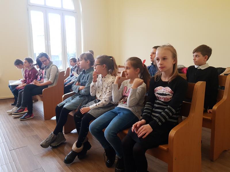 Dzień Edukacji Prawnej - dzieci z Białogardu wzięły udział w symulacji rozprawy sądowej. ZDJĘCIA