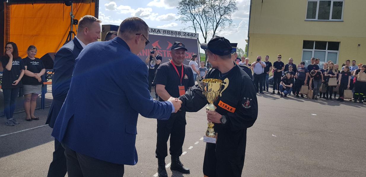 Zawody sportowo  - pożarnicze zakończył strażacki piknik.