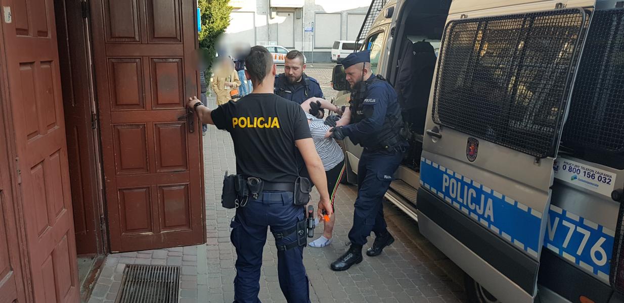 Mężczyzna poważnie ugodzony nożem podczas libacji alkoholowej! Trafił do szpitala. 