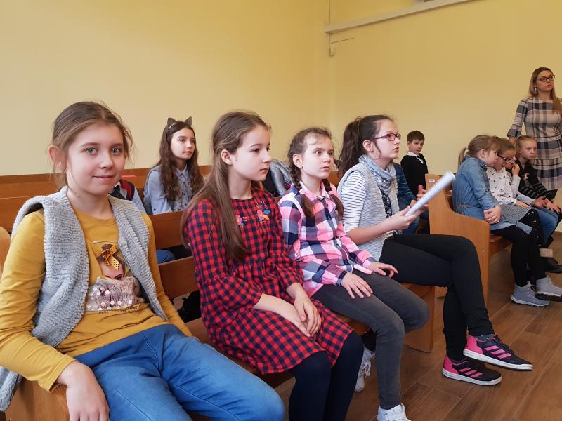 Dzień Edukacji Prawnej - dzieci z Białogardu wzięły udział w symulacji rozprawy sądowej. ZDJĘCIA
