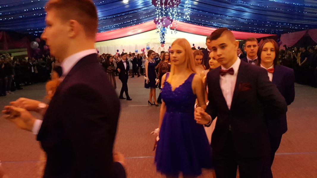 Bal Szkolny 2019 - szkolna zabawa i Polonez w wykonaniu klas gimnazjalnych.  Duża porcja zdjęć z tego wydarzenia! 