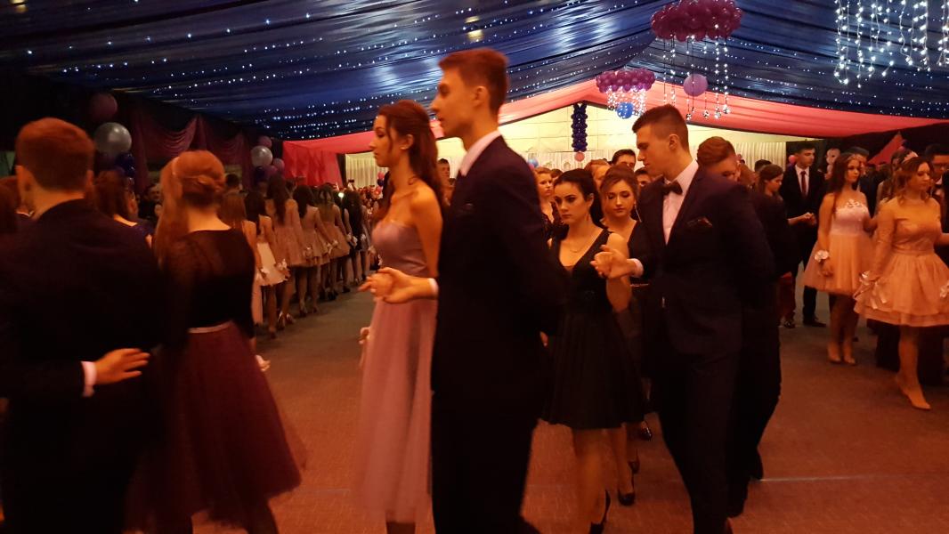 Bal Szkolny 2019 - szkolna zabawa i Polonez w wykonaniu klas gimnazjalnych.  Duża porcja zdjęć z tego wydarzenia! 