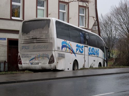 Autobus wjechał w dom 