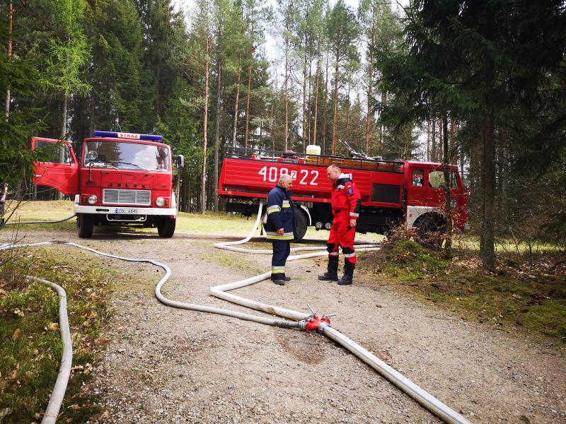 Seria ogromnych pożarów w powiecie białogardzkim  - dziesiątki strażaków walczy z żywiołem!  