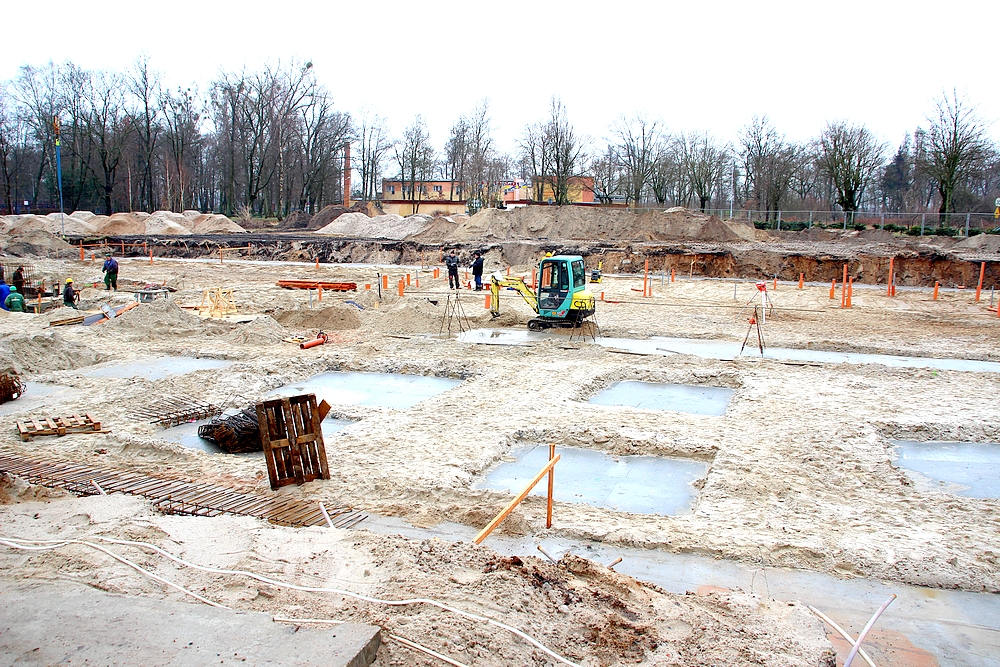 Prace budowlane przy basenie trwają.