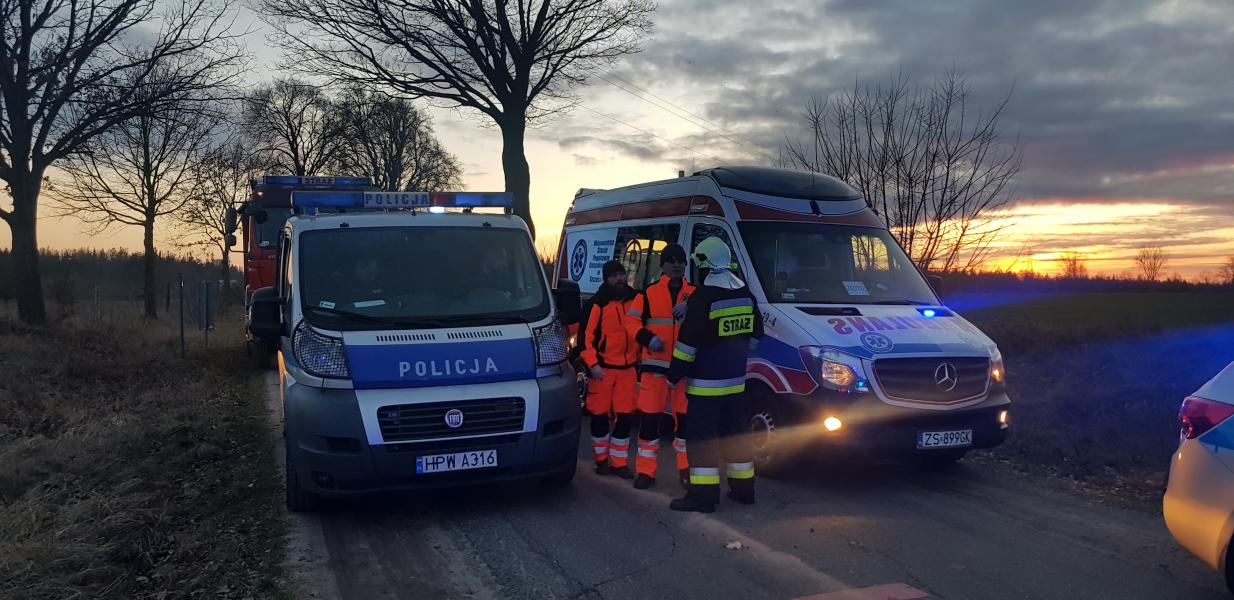 Zderzenie Opla z pociągiem na niestrzeżonym przejeździe kolejowym pod Karlinem