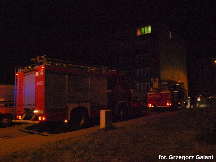 Nocna ewakuacja mieszkańców bloku przy ulicy Wyspiańskiego