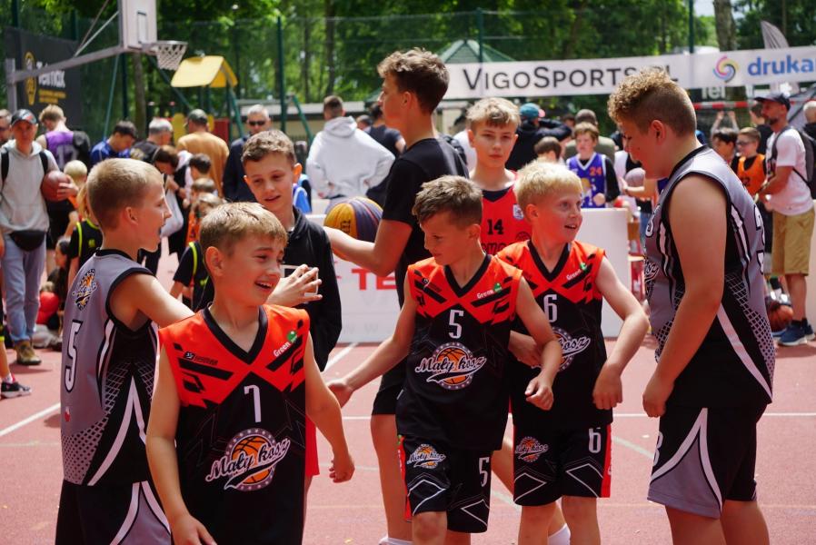 Udany występ młodych koszykarzy Akademii Sportu Mały Kosz w Człuchowie