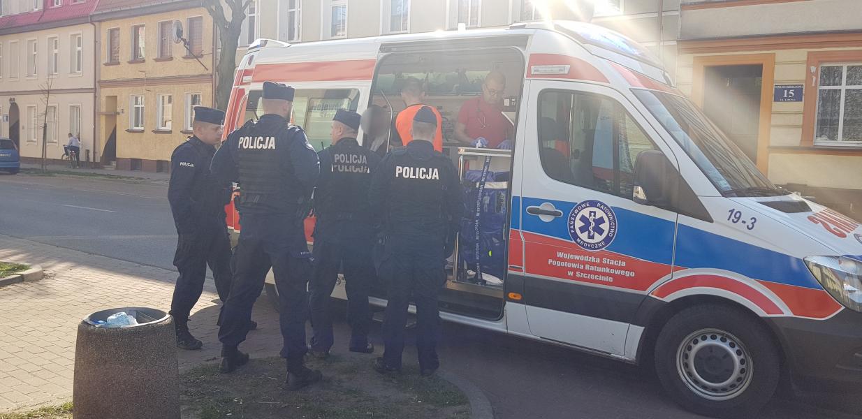 Mężczyzna poważnie ugodzony nożem podczas libacji alkoholowej! Trafił do szpitala. 