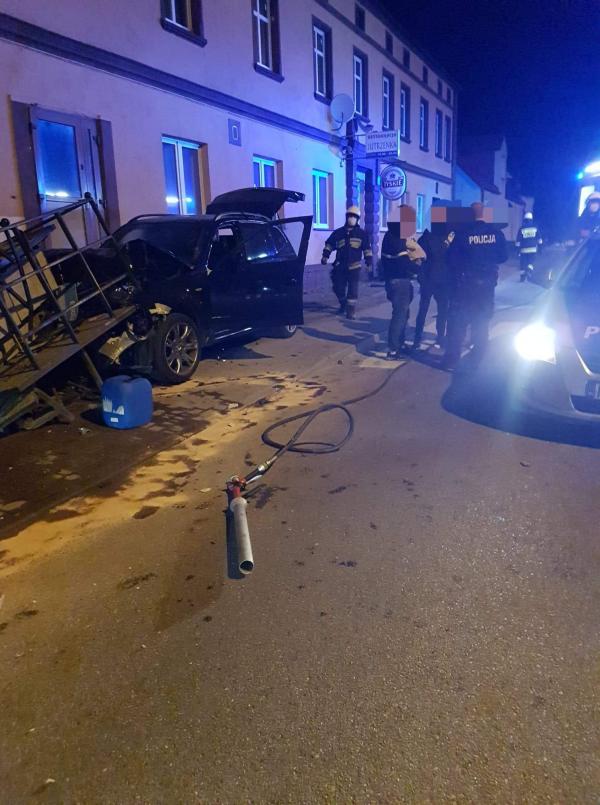 Wypadek w Tychowie - młoda kobieta uderzyła autem w schody.