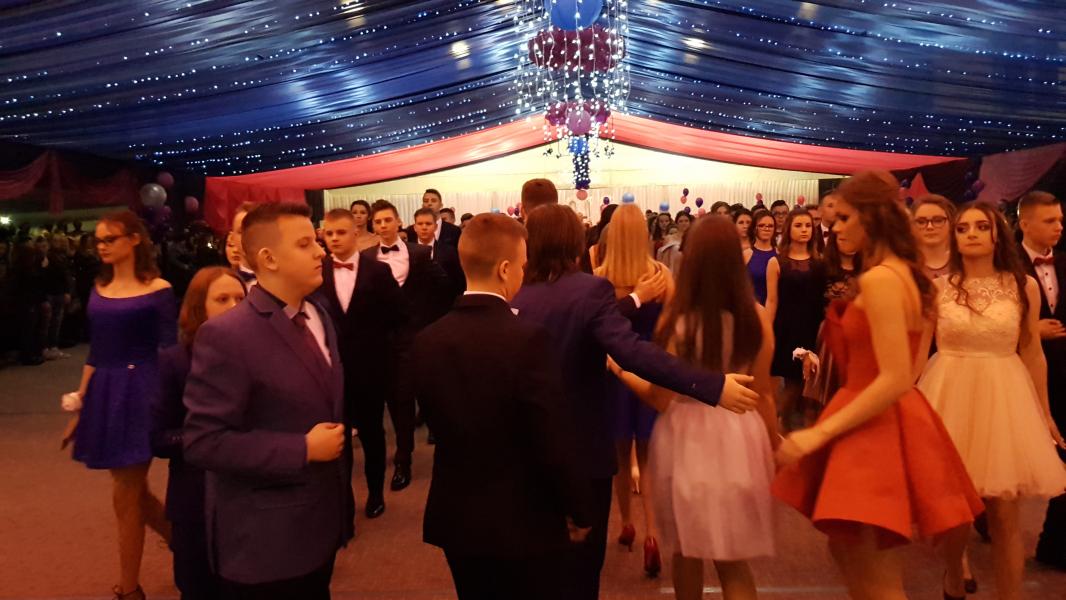 Bal Szkolny 2019 - szkolna zabawa i Polonez w wykonaniu klas gimnazjalnych.  Duża porcja zdjęć z tego wydarzenia! 