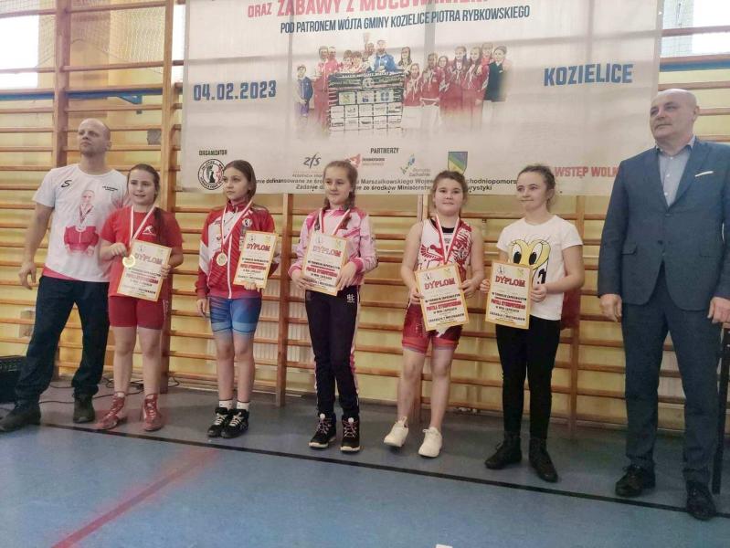 Młodzi zapaśnicy z sukcesami podczas turnieju.