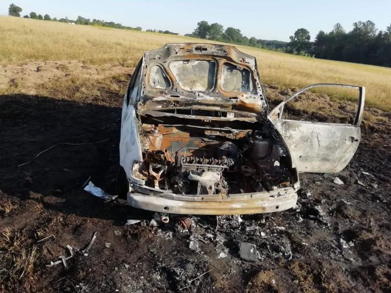 Pożar samochodu pod Tychowem - Seat spłonął doszczętnie. 